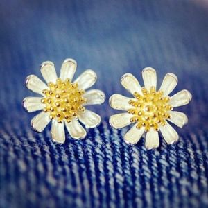 NEW 925 STERLING SILVER PLATED DAISY STUD EARRINGS